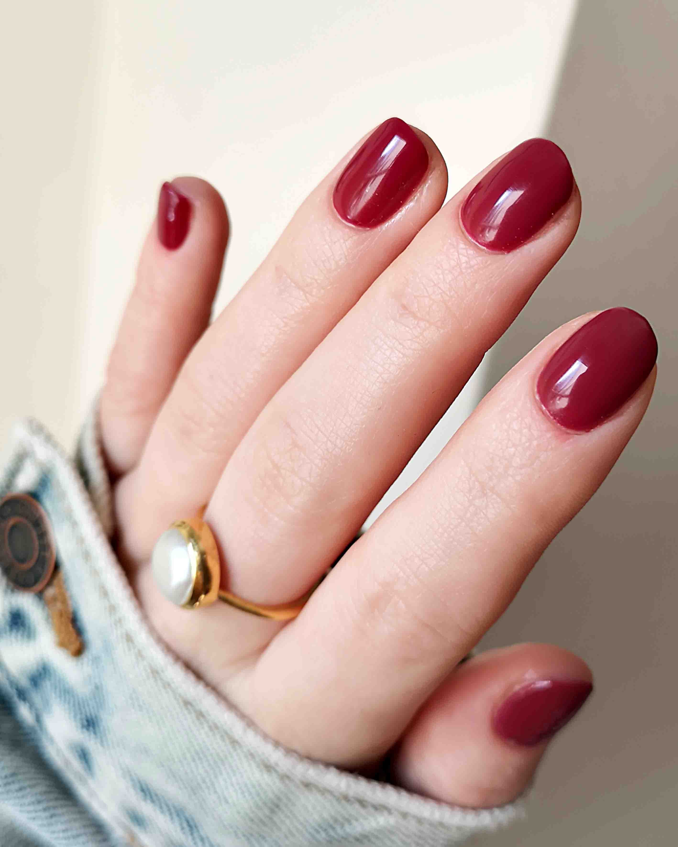 Maroon gel nails