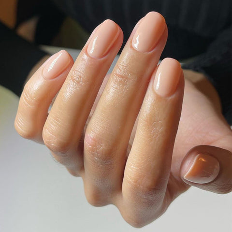 Creamy apricot nails